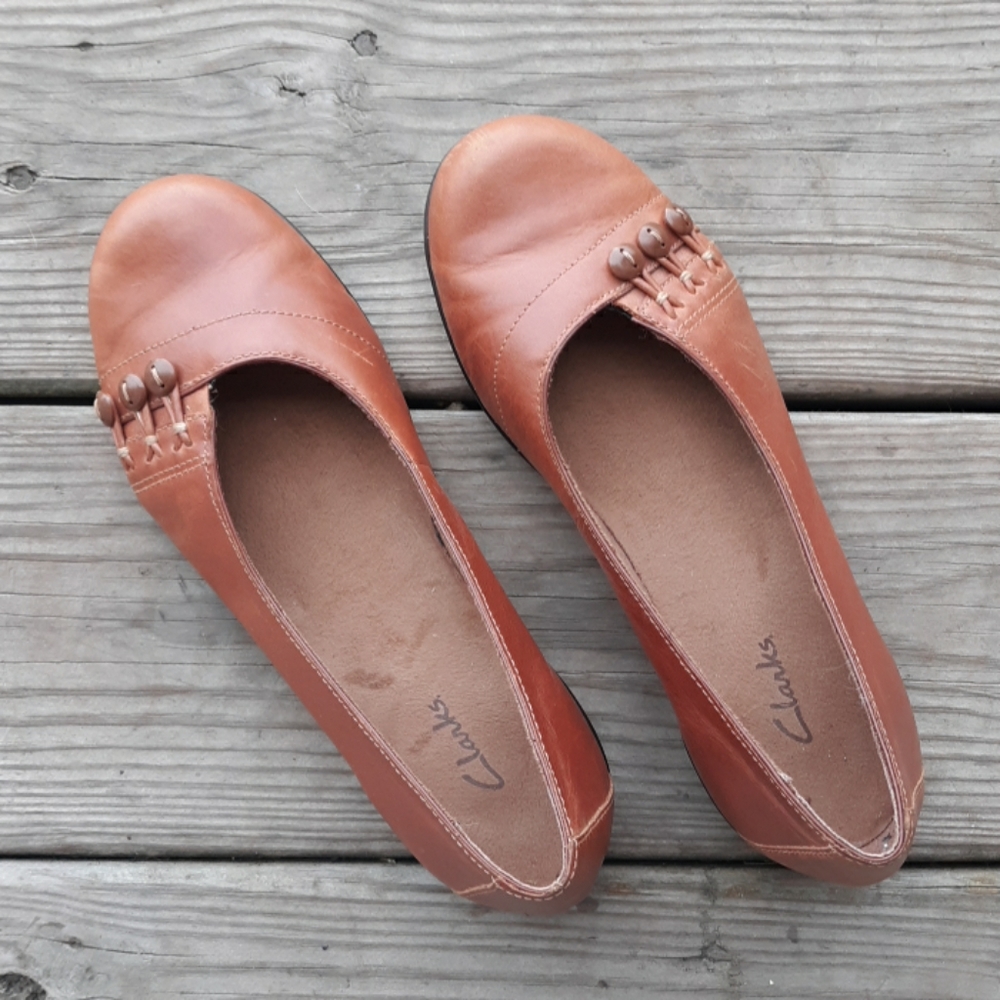 Clarks 3 button down flats